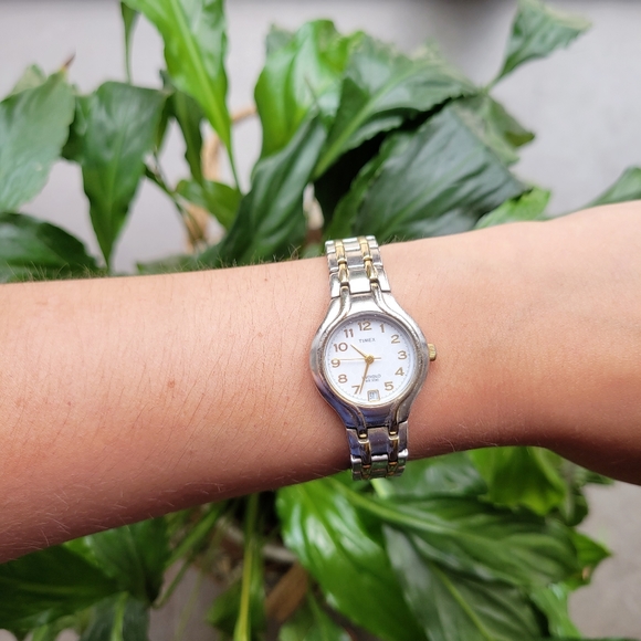 Classic Timex Indiglo Silver Watch - Picture 6 of 10